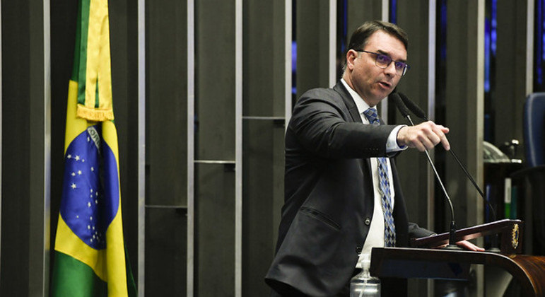 Flávio Bolsonaro (PL-RJ) faz pronunciamento no plenário do Senado. Parlamentar criticou nesta terça-feira (23) operação contra empresários