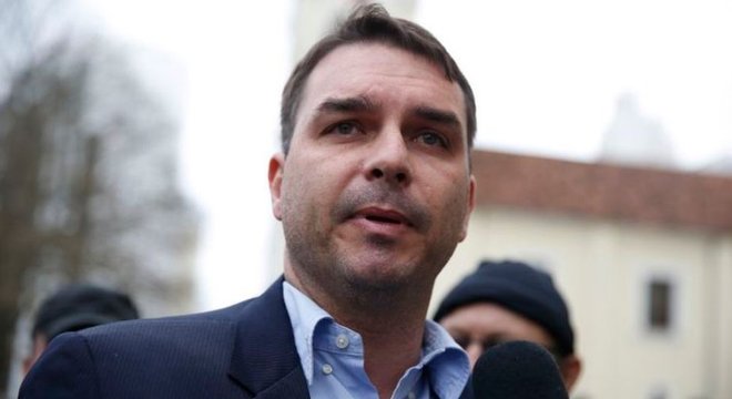 Fabrício Queiroz era motorista de Flávio Bolsonaro (foto) na Assembleia Legislativa do Rio