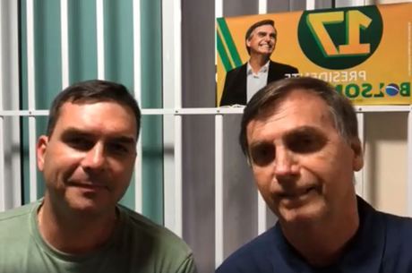 Flávio Bolsonaro e Jair Bolsonaro em rede social