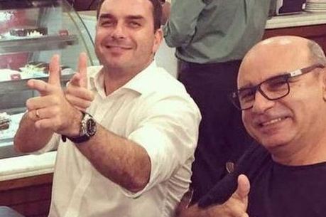 Pedido ocorre em meio à troca de foto do senador
