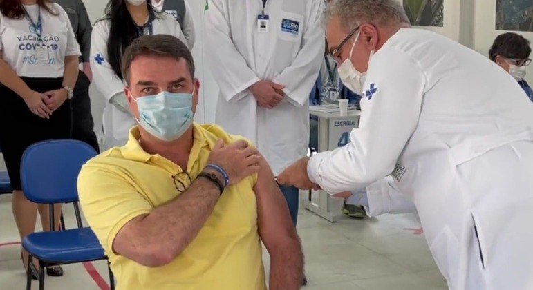 Flávio Bolsonaro foi vacinado contra a Covid-19 por Marcelo Queiroga