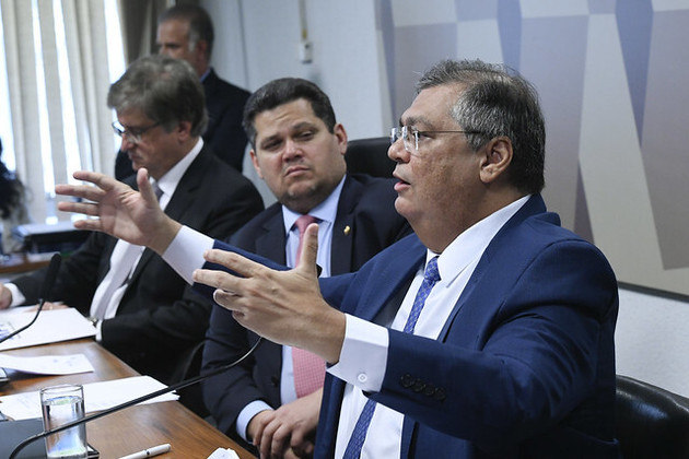 Dino e Gonet fizeram suas apresentações pessoais antes do início das perguntas dos senadores