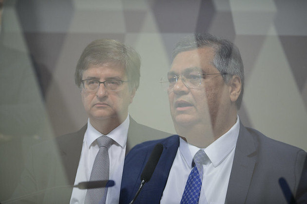 O subprocurador Paulo Gonet e o ministro da Justiça, Flávio Dino, passam por sabatina conjunta na CCJ do Senado nesta quarta-feira (13)