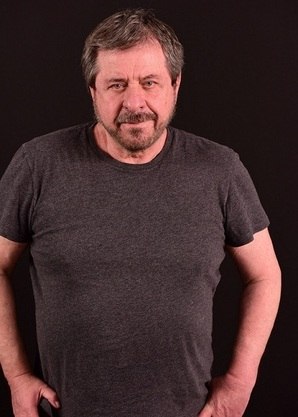 Flávio Galvão renovou com a Record