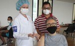 Flávio Silvino foi vacinado contra a covid-19 no dia 7 de maio. O ator recebeu a primeira dose do imunizante em um posto de saúde na zona sul do Rio de Janeiro. Flávio estava acompanhado da mãe, Diva Plácido