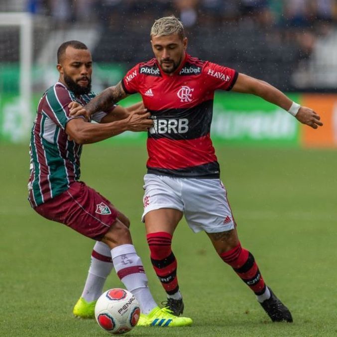 Samuel Xavier, do Flu, disputa lance com Arrascaeta, do Fla, no primeiro clássico do estadual
