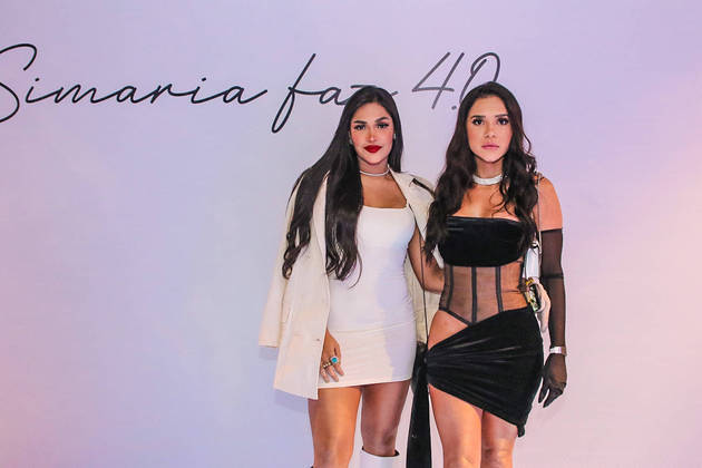 A cantora Flay e a advogada e influenciadora Gizelly Bicalho tiraram foto juntas no evento