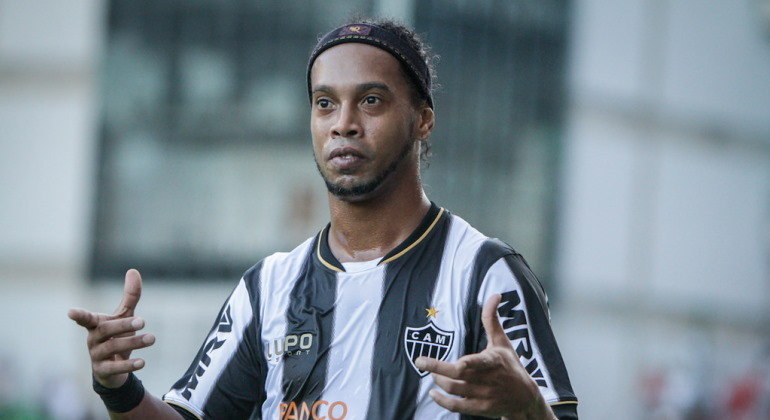 Atlético-MG — Ronaldinho Gaúcho: No fim de maio, o Galo teve todas as contas bancárias bloqueadas pela Justiça. O motivo dessa punição é uma dívida que o clube mineiro tem com Ronaldinho Gaúcho. Em 2021, o Galo fez um acordo com o ex-atacante, mas não quitou todo as parcelas da negociação e o valor devido está na casa dos R$ 4,4 milhões