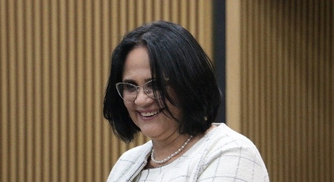 A ministra Damares Alves, que lança campanha nesta segunda-feira