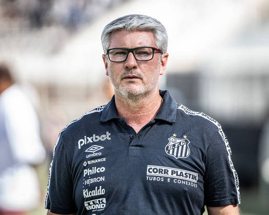 Oito técnicos em três anos - A crise santista não se expressa apenas nos bastidores, mas respinga também dentro das quatro linhas. Desde o início da gestão Rueda, o Santos já teve oito treinadores (Ariel Holán, Marcelo Fernandes, Fernando Diniz, Fábio Carille, Fabián Bustos, Lisca Doido, Orlando Ribeiro e Odair Hellmann)