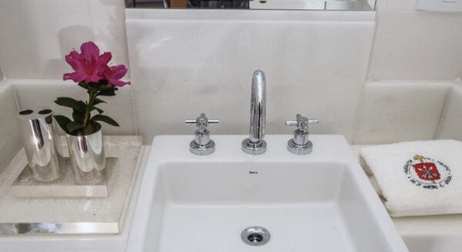 Flores como enfeites para bancada de banheiro