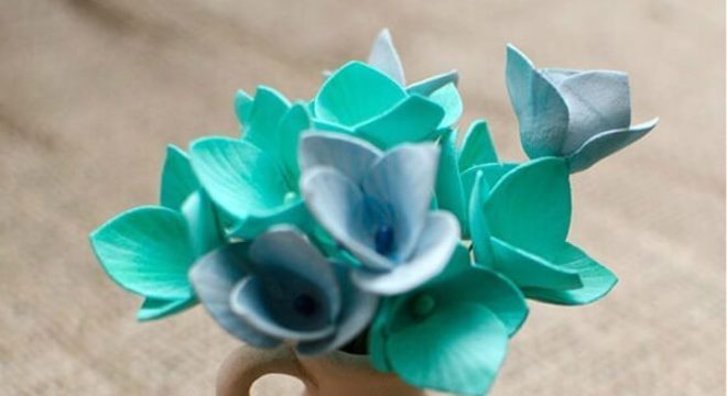 Flores de EVA delicadas complementam a decoração do ambiente