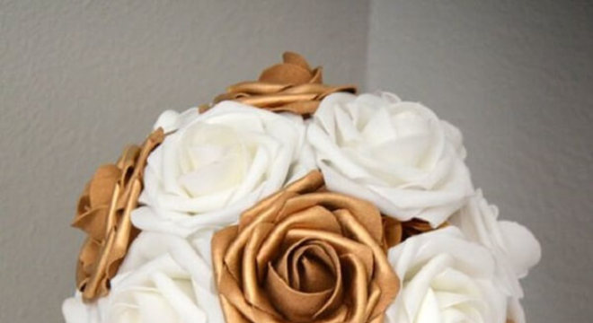 Flores de EVA em tons de branco e dourado