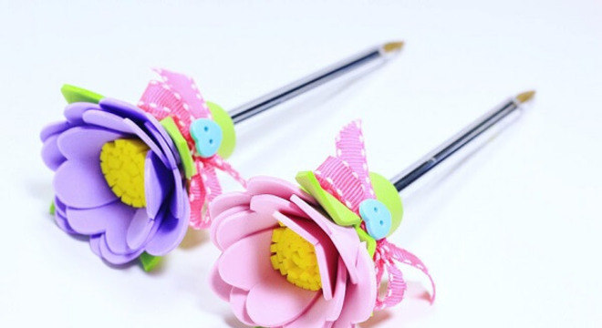 Flores de EVA enfeitam o topo da caneta