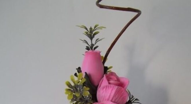 Flores de EVA realísticas em arranjo