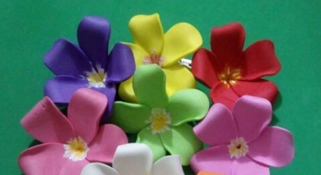 Flores de EVA simples e coloridas com o centro pintado.