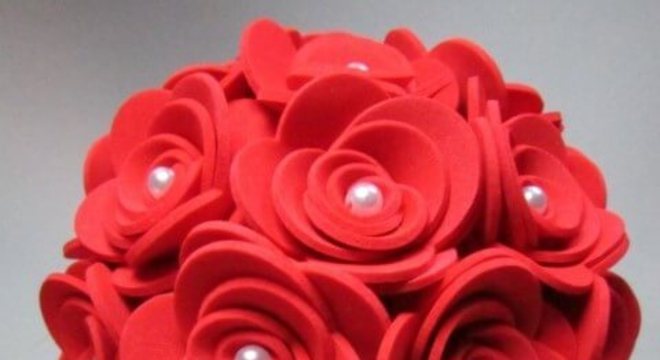 Flores de EVA vermelhas com centro de pérola em arranjo