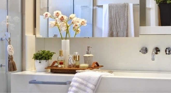 Flores e organizadores utilizados como enfeites para bancada de banheiro