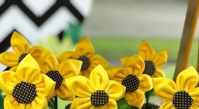 Flores feitas de fuxico podem servir de lembrancinha para festa tema girassol