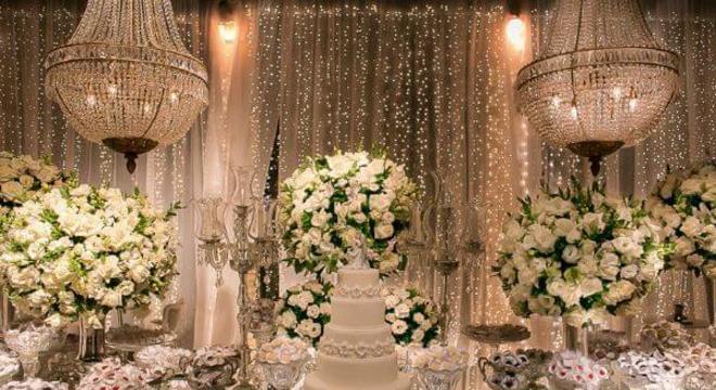 Flores para casamento clássico com luzes