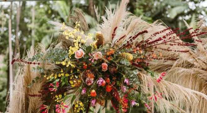 Flores para casamento com capim dos pampas e rosas