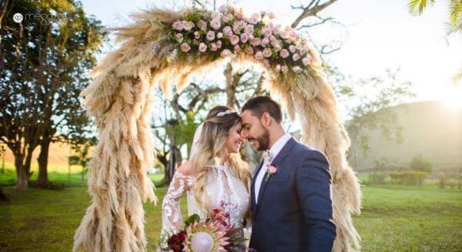 Flores para casamento com protea no buquê e capim dos pampas no arco