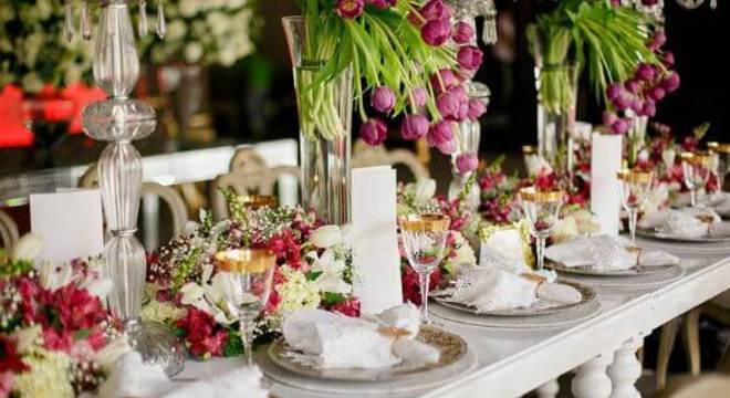 Flores para casamento com tulipas no centro de mesa