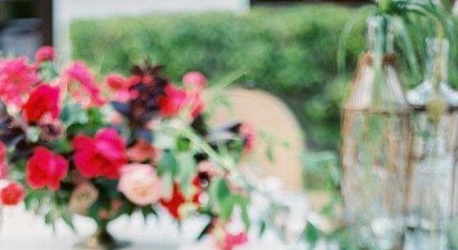 Flores para casamento decorando a cadeira da festa