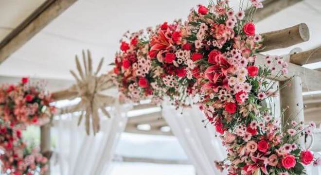 Flores para casamento no arco