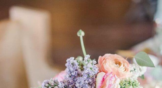 Flores para casamento no centro da mesa