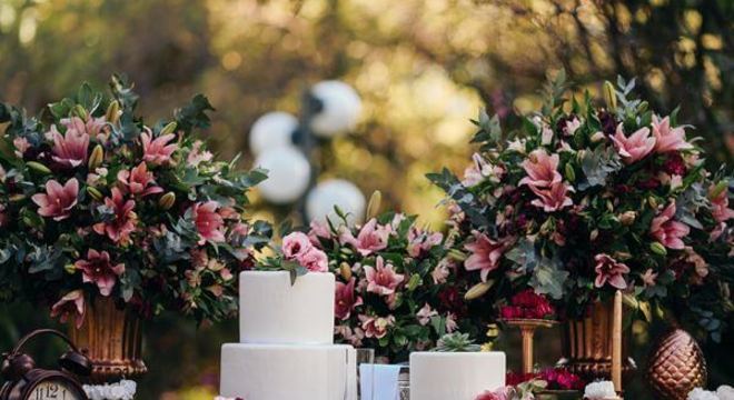 Flores para decoração com lírios e rosas