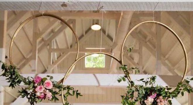Flores para decoração de casamento com aros e plantas