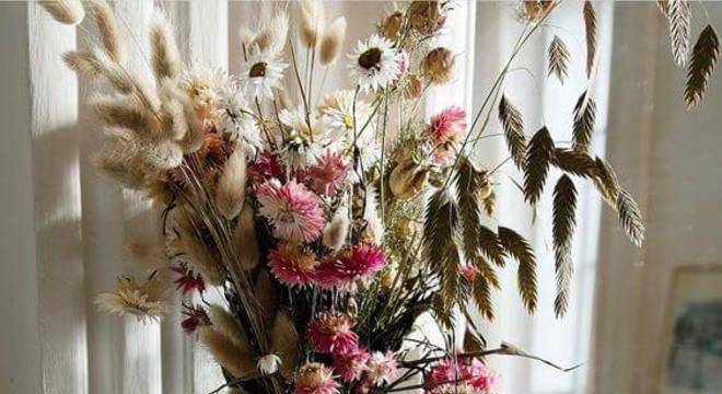flores secas - mesa com velas e flores secas 