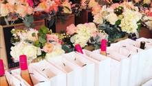 Com doações, mulher presenteia 400 viúvas com buquês de flores