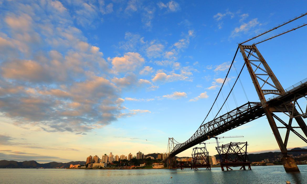 5ª - Florianópolis (SC)Capital do estado
líder da valorização imobiliária nos últimos anos, a Ilha da Magia viu
o preço médio da casa própria disparar 11,7% nos últimos 12 meses. Com o
movimento, o preço médio do metro quadrado na cidade subiu para R$ 9.907
