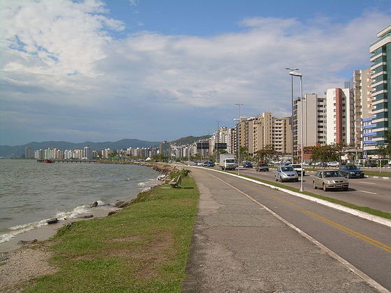 Florianópolis também é uma cidade atraente para quem quer praticar ou apenas apreciar esportes. O local tem times tradicionais no futebol, além de sediar muitos eventos em outras modalidades. 