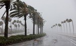 O fenômeno Ian tocou o solo nesta quarta-feira (28) no oeste da Flórida como furacão de categoria 4 em uma escala de 5, informou o Centro Nacional de Furacões (NHC, na sigla em inglês) dos Estados Unidos. Descrito como 'extremamente perigoso', Ian, com ventos de até 240 km/h, chegou à ilha de Cayo Costa às 15h05 locais, segundo o NHC