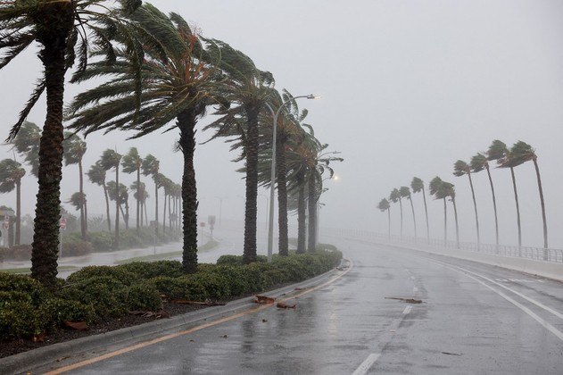 O fenômeno Ian tocou o solo nesta quarta-feira (28) no oeste da Flórida como furacão de categoria 4 em uma escala de 5, informou o Centro Nacional de Furacões (NHC, na sigla em inglês) dos Estados Unidos. Descrito como 