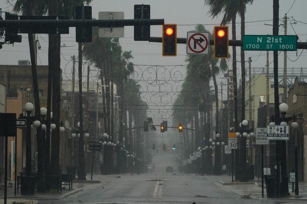 Ao sul dali, do outro lado de uma ponte sobre o rio Peace, várias pessoas tiravam fotos da tempestade da cidade de Punta Gorda