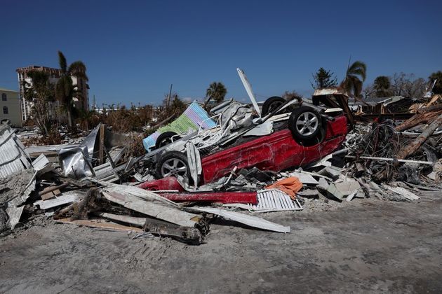 Carro com as rodas para cima, nesta quarta (5), em meio a escombros numa rua de Fort Myers, uma das cidade mais afetadas pelo furacão