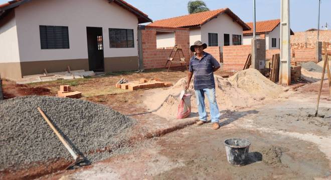 Valmir ajuda na construção da casa da filha (Márcio Neves/R7)