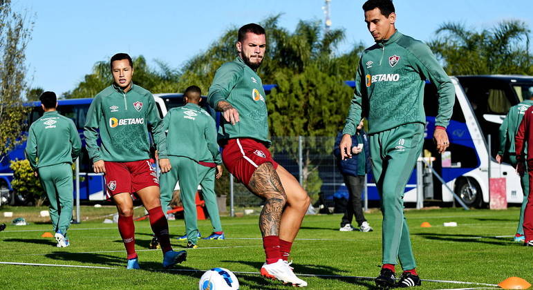 Jogadores do Fluminense em treino com bola