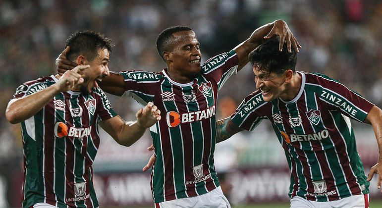 Willian, Jhon Arias e Cano comemorando o terceiro gol contra o Olimpia, pela pré-Libertadores