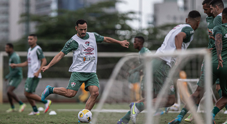 Jogadores do Fluminense em treino com bola antes de jogo decisivo pela Sul-Americana