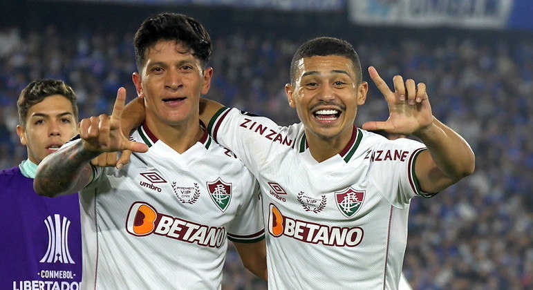 Germán Cano e André, do Fluminense, comemorando gol da virada contra o Millonarios
