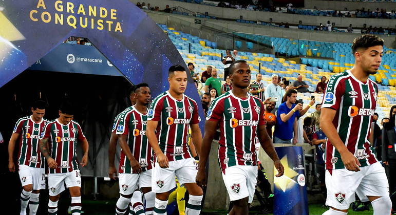 Elenco do Fluminense entrando no Maracanã para enfrentar o Unión de Santa Fe