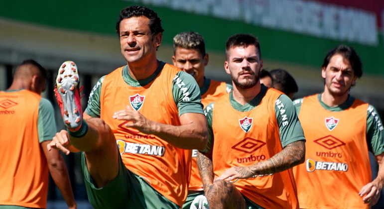 Atacante Fred (á frente) durante treino do Fluminense no CT Carlos Castilho