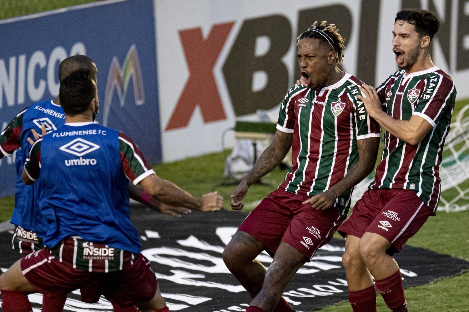 A comemoração de Abel Hernández. Uruguaio empatou a sofrida partida com a Portuguesa