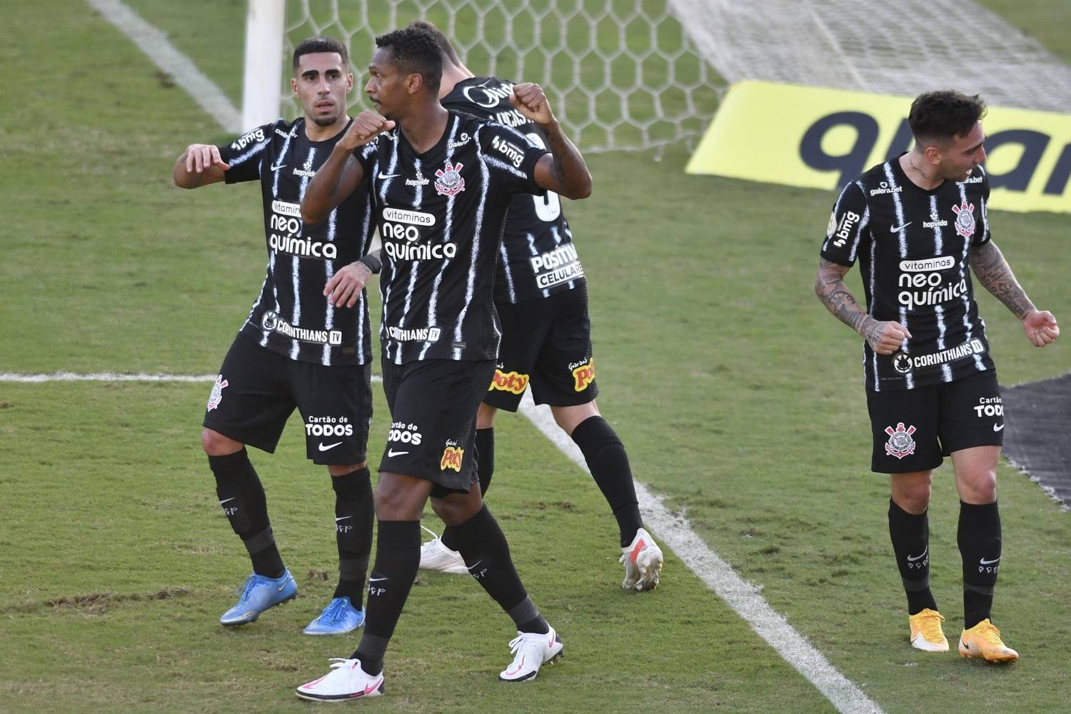 Jô (à frente) participou bem do jogo e fez de pênalti o gol do Corinthians