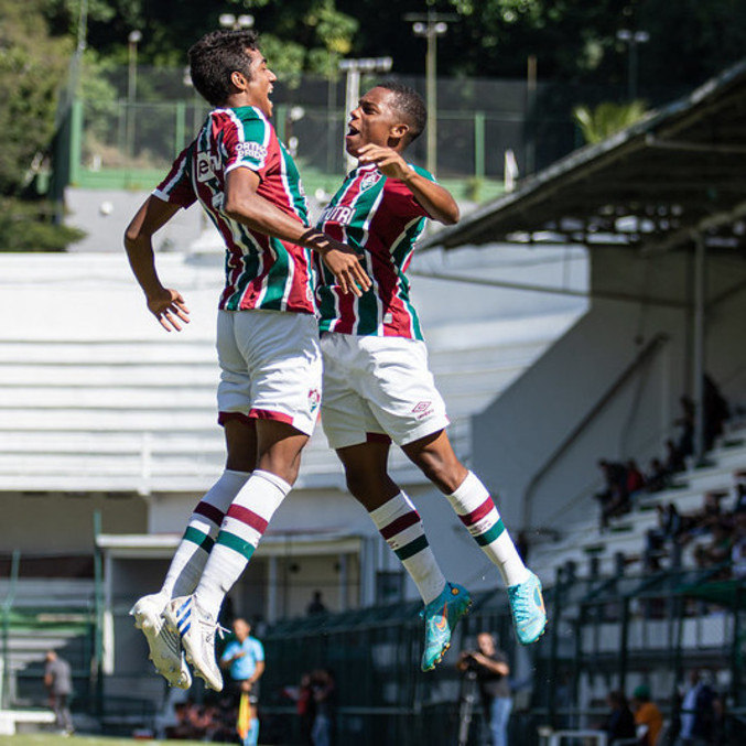 Jogadores do Fluminense comemoram gol na vitória de virada contra o Flamengo